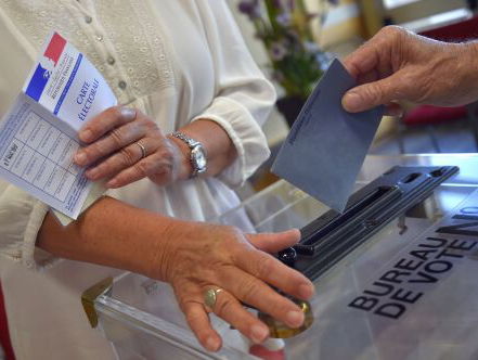 Partij Macron behaalt grote overwinning bij parlementsverkiezingen