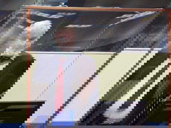 Heldenstatus en rode loper voor oorlogsmisdadigers