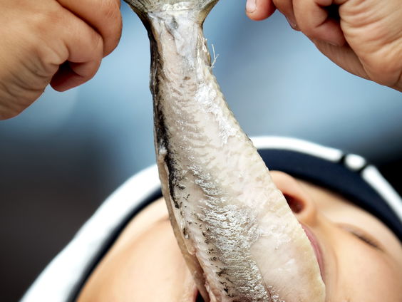 Eerste vaatje Hollandse Nieuwe voor zorgpersoneel