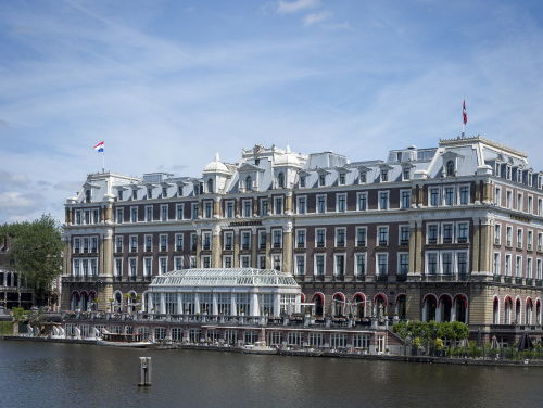 Leeuwen terug op dak Amstel Hotel