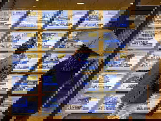 Moet makelaar weer een beschermd beroep worden?