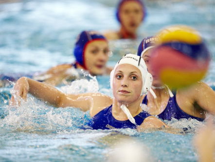 Waterpoloster Yasemin Smit neemt afscheid bij Nederland-Spanje