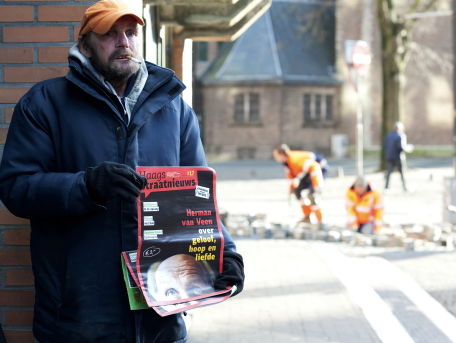 Financieel directeur loopt stage als straatkrantverkoper