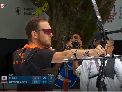 Handboogschutters buiten het podium