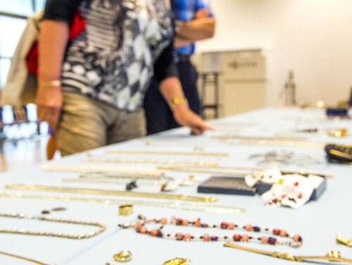 Juwelier met een ontsmettingsapparaat