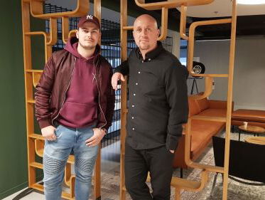 Waarom Haris na het winnen van de Xfactor niet meteen de nieuwe Ben Saunders werd? Je hoort het bij Riza!