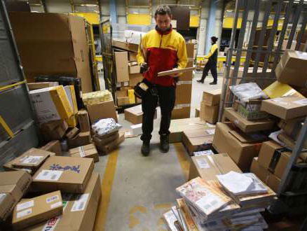 DHL laat mensen thuis voor niets wachten en dropt pakket bij de kliko