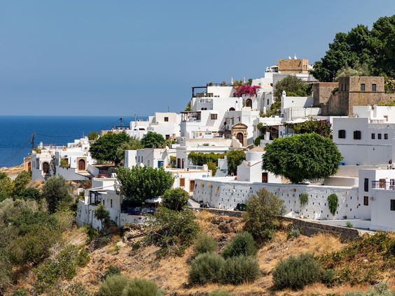 Amy en Sophie behoren tot de gelukkigen die mee mogen op de proefvakantie naar Rhodos
