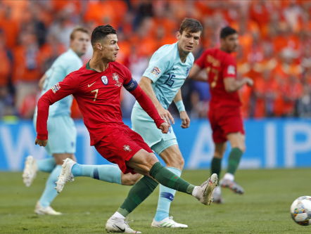 Guedes zet Portugezen op voorsprong (1-0)