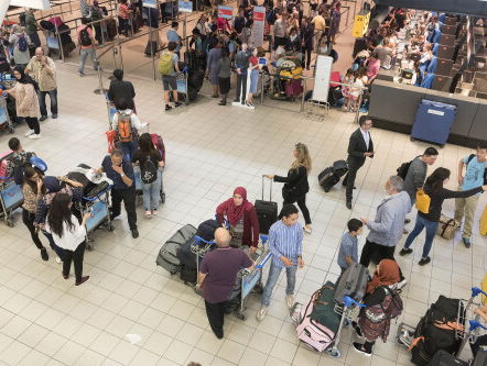 Reinout bij de douane op Schiphol