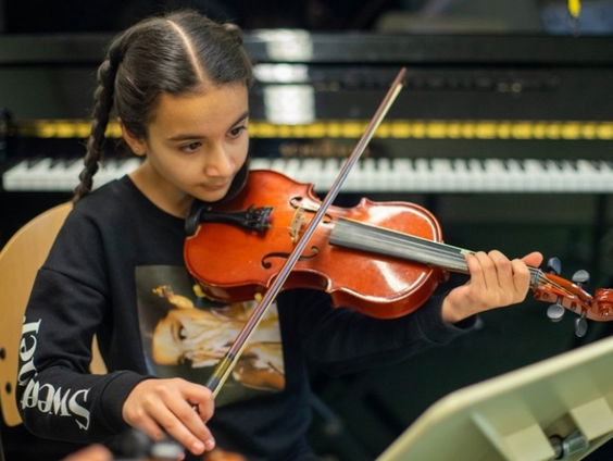 Monica (11) mag op de viool van Jaap van Zweden spelen