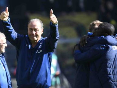 Huub Stevens slaagt in missie, lijfsbehoud met Schalke zeker: 'Dat is bijzonder'