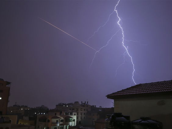 Niet meteorieten, maar bliksem is misschien oorzaak van leven op aarde