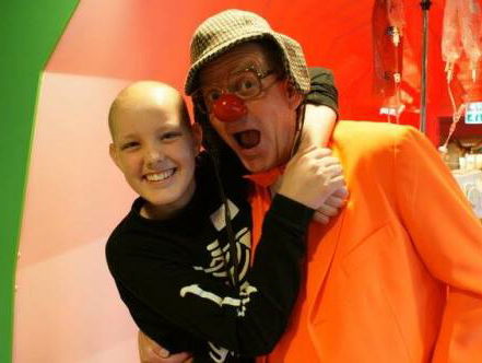 Wijkagent Frank transformeert elke zondag tot clown