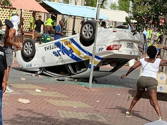 Betogers bestormen regeringscentrum Curaçao