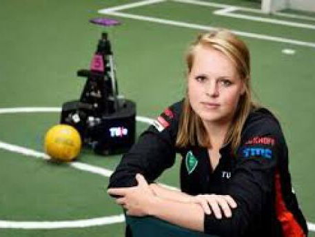 Lotte vertrekt met haar robotvoetbalteam naar het WK in Japan