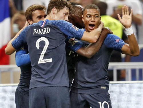 Mbappé schiet Frankrijk op voorsprong na fout Promes