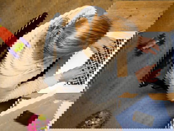 Onderzoek RIVM: thuiswerkers meer fysieke klachten