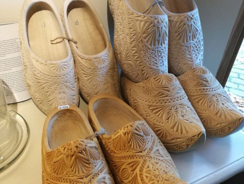 Reinout leert klompen maken