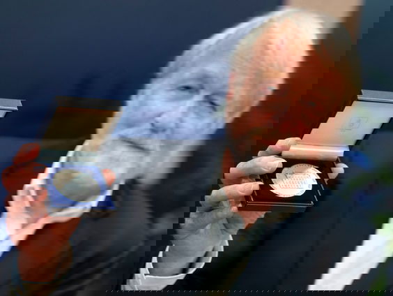 Jaap van Dissel geëerd om 'bewonderenswaardige rust' in coronacrisis