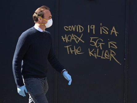 Hoe moeten we omgaan met complotdenkers?