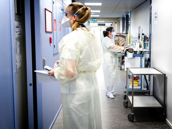 Moet ook Nederland de tweede vaccindosis uitstellen? ‘Het is een duivels dilemma’