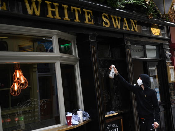 Engelse kroegen weer geopend