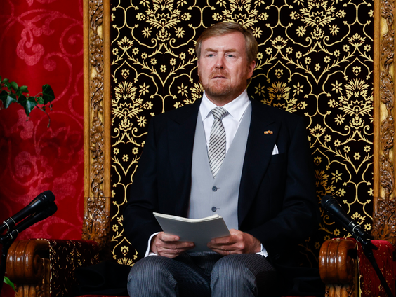 Naar de rechter: inperken macht van de koning