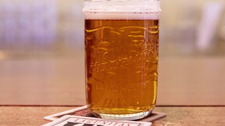 Mag iedereen weten wie de geschorste huisarts met drankprobleem is?