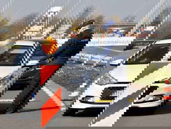 ‘Iedereen die de Nederlandse grens over gaat moet gecontroleerd worden op een coronabewijs’