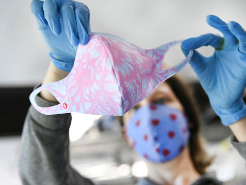 Drukte in stoffenwinkels: veel mensen maken zelf mondkapjes