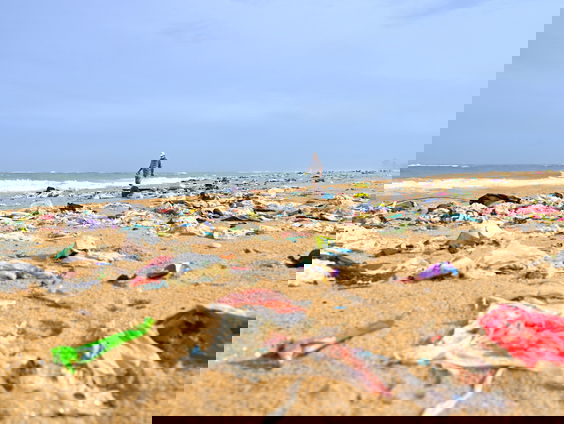 Plasticdeeltjes in de oceaan onderzoeken vanuit de ruimte
