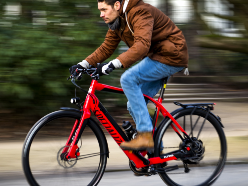Met je speed-pedelec tussen de auto's, mag dat?