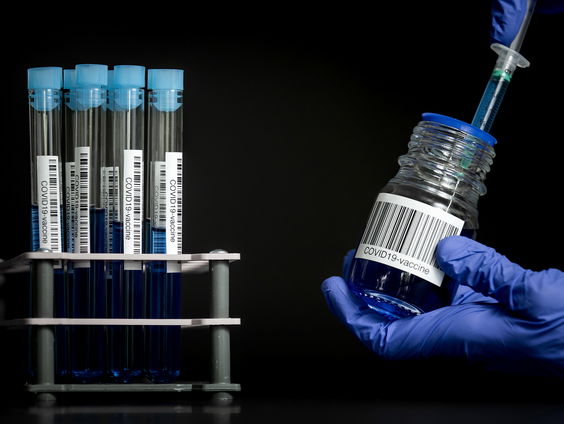 Studie coronavaccin AstraZeneca en universiteit Oxford onderbroken