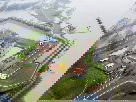 Slot Loevestein kijkt uit op hoogwater