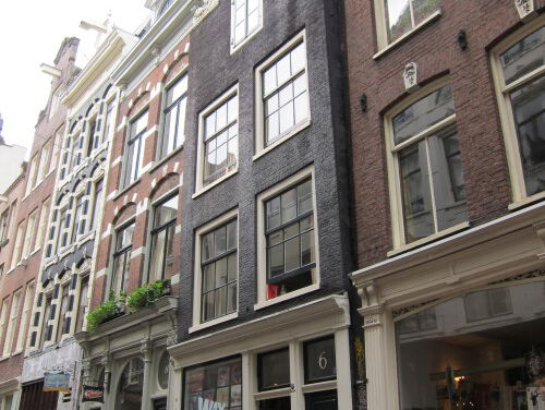 Domweg gelukkig in de Taalstaat: Gasthuismolensteeg in Amsterdam