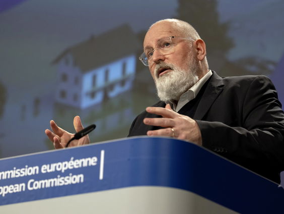 Frans Timmermans doet appel op bankensector