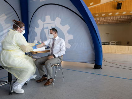 Hoe pak je grootschalig bron- en contactonderzoek aan?