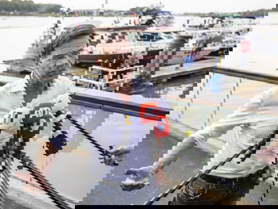 Kamer met zomerreces in een donkerrood Nederland