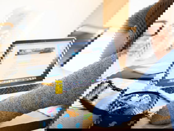 Hoe kun je het beste omgaan met fake news en complottheorieën in de klas?