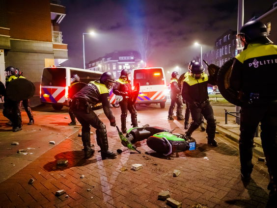 Stand.nl: Het gedrag van rellende jongeren is op geen enkele manier goed te praten