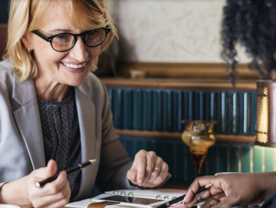 'Manwijf' of 'niet daadkrachtig': de vrouwelijke leider kan het niet goed doen