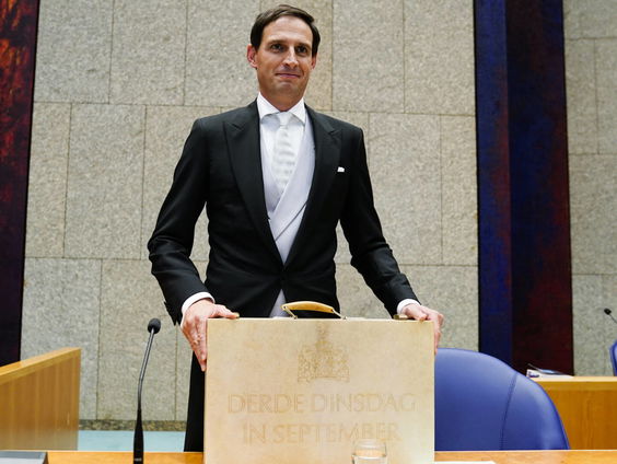 Hoekstra bij aanbieden Miljoenennota: samenleving mogelijk langer ontwricht