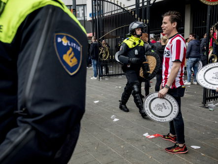 Politie voert actie in Eindhoven tijdens PSV - BATE Borisov