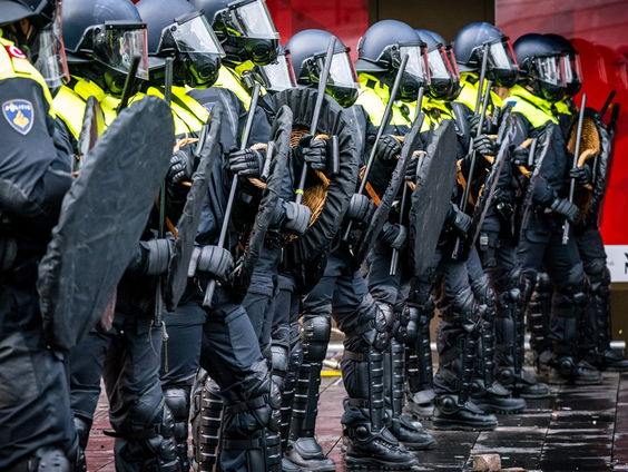 Hoe is het om als ME'er in de frontlinie te staan?