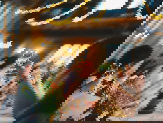 Stand.nl: Om oud en nieuw veilig te laten verlopen, moeten er feesten voor jongeren worden georganiseerd