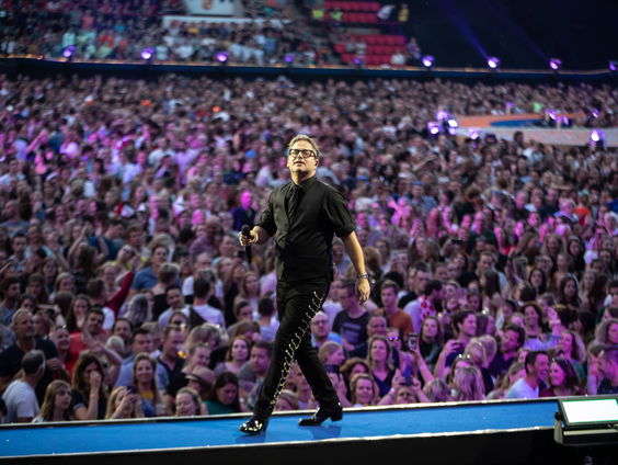 Guus Meeuwis treedt op in poppodium 013