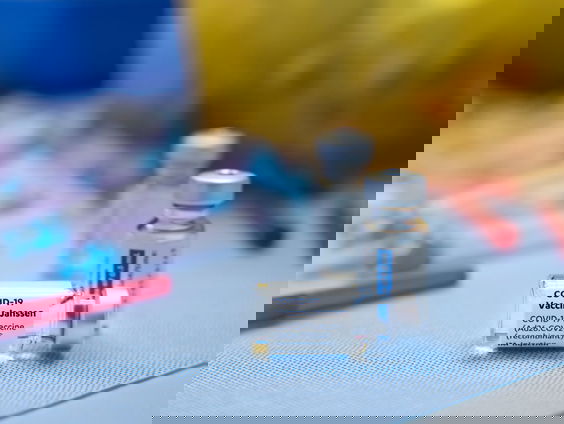 OMT-leden: 'Maak bekend binnen zorg of personeel gevaccineerd is'