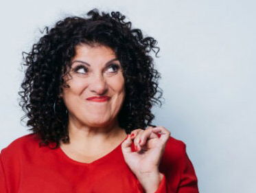 Funda Müjde in het theater als rolstoel-burger