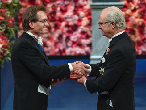 Nobelprijswinnaar bezoekt zijn basisschool